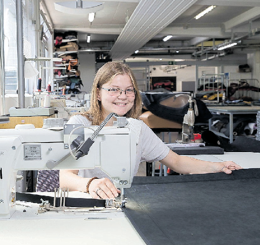Die Auszubildende Nina Höweler hat in der Textil-AG an ihrer früheren Schule schon kleine Taschen genäht. Jetzt arbeitet sie mit professionellen Industrienähmaschinen. FOTO: BENDER