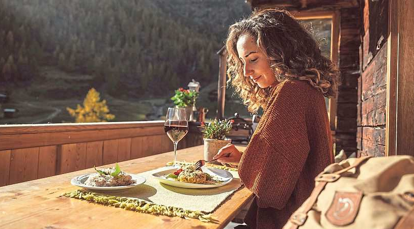 Typische Osttiroler Kulinarik wartet den ganzen Herbst hindurch auf den Hütten auf hungrige Wanderer.Foto: Attic Film GmbH