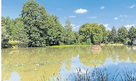 Idylle gibt es auf dem Weihergelände mit seinem tollen Wasserspielplatz und Gastronomie. Das Baden verboten ist allerdings verboten.