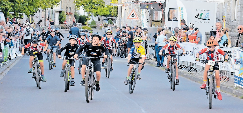 Auf „Fetten Reifen“ gehen Kinder im Alter von fünf bis zwölf Jahren vor großer Kulisse an den Start und werden beim BSR-Radsporttag lautstark angefeuert. FOTO: DIRK MÜLLER