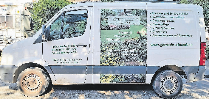 Der Firmenwagen von Gartenbau Knauf macht Werbung in eigener Sache.