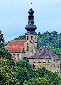 Die imposante Markgrafenkirche erhebt sich hoch über dem Weißmain- und Trebgasttal.