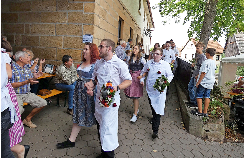 Die Ortsjugend sorgt für Stimmung bei der traditionellen Kerwa in Langenstadt.