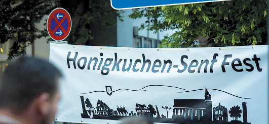 Große Werbung: Zum Honigkuchen-Senf-Fest kommen Tausende nach Eldagsen.