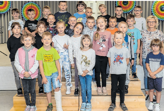 Die Schülerinnen und Schüler der Klasse 1b der Grundschule Am Waldrand in Schwedt: Jasmin Baumgart, Theo Falke, Tyler Heinz Willi Fauss, Alina Filonenko, Thore Franz, Amely Hegemann, Emely Hegemann, John Jahnke, Leo Joèl Kaul, Leni Koch, Moritz Koyda, Lena Ilka Lehmann, Alex Otto Lichtenberg, Theodor Pergande, Pepe Rabe, Tom Reppin, Ben-Lion Richter, Mia-Jolien Rode, Arkadiusz Roszkiewicz, Milan Runge, Miko Sobadky, Emma Thoms, Martin Voss, Mia Wendt, Joel Luca Wittig, Nikita Zeller, Klassenlehrerin Kathrin Pleßow