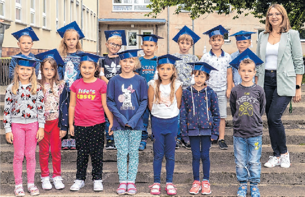 Die Schülerinnen und Schüler der Klasse 1 der Evangelischen Salveytal-Grundschule Tantow: Melina Blank, Amelia Chmielewska, Jagoda Dziel, Jamie Hähner, Cedric Mieland, Laura Nawrocka, Dmytro Potapov, Hanna Somoza, Dmitro Skachkov, Adrian Völker, Mads Wengel, Krystyna Wichary, Marian Wysocki, Peyton Wysocki, Klassenlehrerin Ewelina Siatkowska-Matuszak