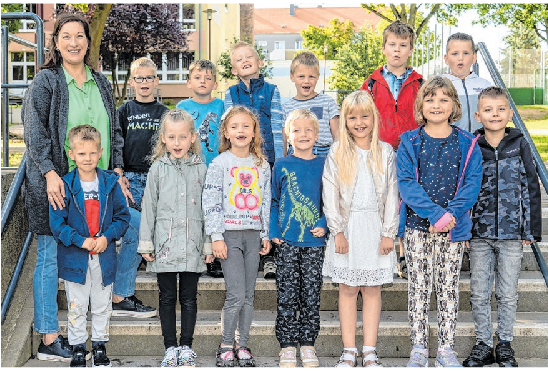 Die Schülerinnen und Schüler der Klasse 1b der Anna-Karbe-Grundschule Gramzow: Gustav Schneider, Zoey Schütz, Jannes Kawirsky, Jerome Woike, Vico-Cem Kutzschbauch, Fynn-Damian Manthe, Daniel Schella, Max Grüning, Fynn Strehlow, Liam Lindemann, Joleen Hein, Leni Hoffmann, Luna Lucia Müller, Polina Pruhlo, Devin Dost, Klassenlehrerin Bianca Sümnich