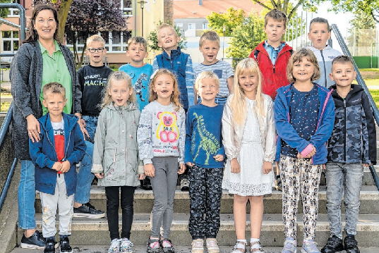 Die Schülerinnen und Schüler der Klasse 1b der Anna-Karbe-Grundschule Gramzow: Gustav Schneider, Zoey Schütz, Jannes Kawirsky, Jerome Woike, Vico-Cem Kutzschbauch, Fynn-Damian Manthe, Daniel Schella, Max Grüning, Fynn Strehlow, Liam Lindemann, Joleen Hein, Leni Hoffmann, Luna Lucia Müller, Polina Pruhlo, Devin Dost, Klassenlehrerin Bianca Sümnich