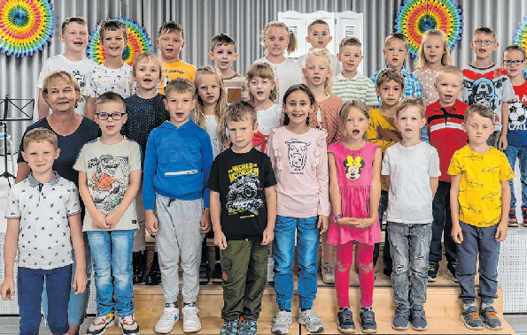 Die Schülerinnen und Schüler der Klasse 1a der Grundschule Am Waldrand in Schwedt: Emma Adler, Amelie Bajda, Mailo Dehlan, Phil Ernst, Zoey Jolie Fritzsche, Fabian Funk, Sophie Genutt, Pepe Guse, Max Helsing, Malin Hoffmann, Zakarija Ismailov, Luca Korves, Finn Künkel, Charlotte Lemke, Valentin Liebe, Anton Lindemann, Paul Gerhard Rohde, Sophie Schnur, Arthur Scholz, Finn Steffen, Selina Sureck, Milan Truskowski, Romeo Turaclar, Moritz Weiss, Leon Wendland, Assmaallah Zarefa, Klassenlehrerin Angela Döbler