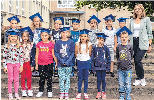 Die Schülerinnen und Schüler der Klasse 1 der Evangelischen Salveytal-Grundschule Tantow: Melina Blank, Amelia Chmielewska, Jagoda Dziel, Jamie Hähner, Cedric Mieland, Laura Nawrocka, Dmytro Potapov, Hanna Somoza, Dmitro Skachkov, Adrian Völker, Mads Wengel, Krystyna Wichary, Marian Wysocki, Peyton Wysocki, Klassenlehrerin Ewelina Siatkowska-Matuszak