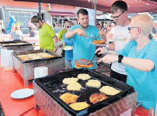 Am Stand der Lebenshilfe Grünstadt-Eisenberg werden Kartoffelpuffer gebacken. FOTO: BENNDORF