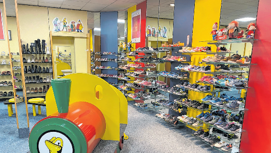 Ein Kinderschuh muss besonders gut sitzen: Das Personal von Schuh Zechmeister ist auf das spezielle Vermessen von Kinderfüßen geschult. Fotos: privat (2)