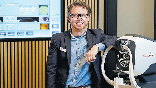 Augenoptikermeister Peter Rienhöfer ist stolz auf sein „Visionix“. Bei den Kunden kommt es gut an. FOTO PR