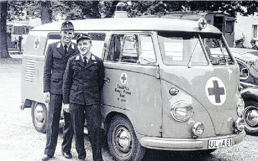 Ludwig Junginger und Paul Bunk (rechts) vor dem ersten Krankentransportwagen des DRK-Ortsvereins 1960.