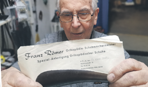 Erinnerungsstücke aus den ersten Berufsjahren: ein Schuhlöffel vom Schuhhaus Nüssgen und ein Schriftstück von Franz Römer.