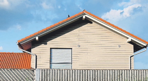 Wie geht es mit dem Eigenheim weiter - besser erst das Dach oder die Fassade dämmen? Oder sollte man zuerst eine neue Heizung angehen? Foto: Karl-Josef Hildenbrand/dpa-mag