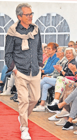Männermode mit Stil, getragen von Stefan Koss, sorgt für Begeisterung bei den Gästen.