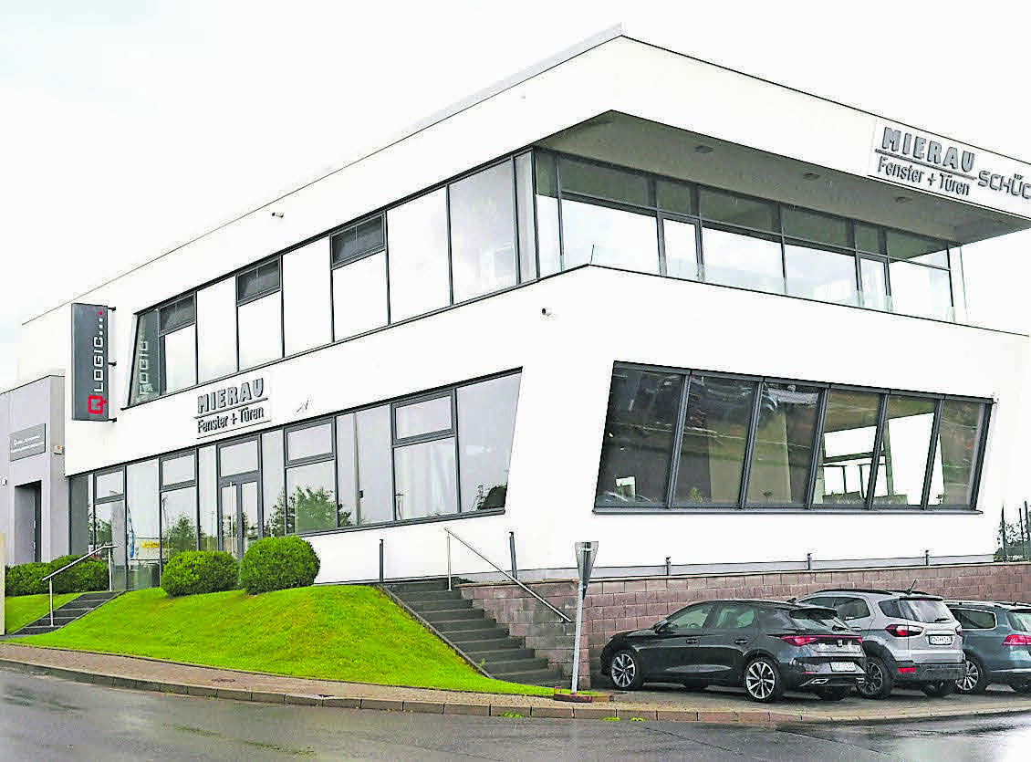 Seit exakt einem Jahrzehnt ist Mierau Fenster + Türen im markanten Firmengebäude im Fehlender Feld 8 im Gewerbegebiet im Großen Tal nahe der A4 zu finden. FOTO: AXEL KELDENICH