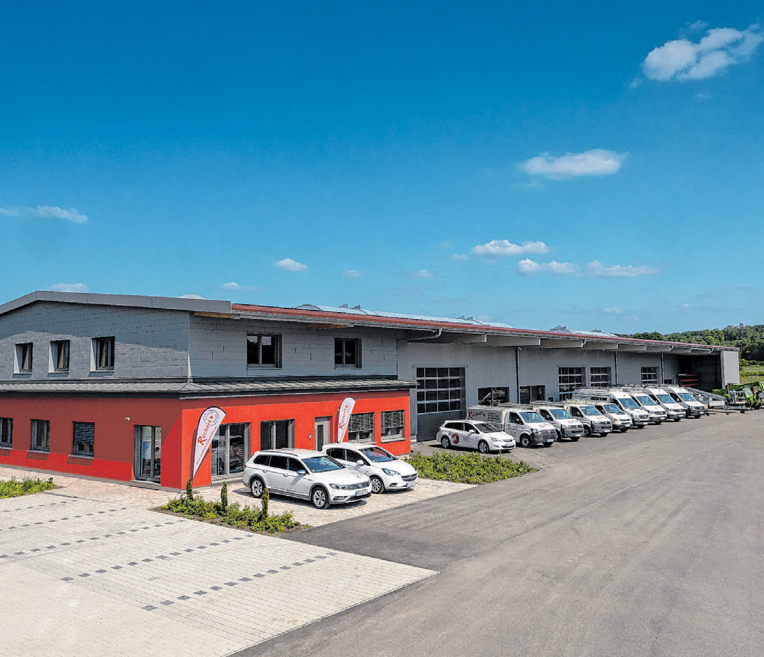 Egal ob Fahrradladen, Fahrradwerkstatt mit Büro, neue Spenglerei, Kfz-Werkstatt oder Metallwerkstatt (v. I.) Firmeninhaber Andreas Rückert und sein Team sind Multitalente. Foto: Hans-Bernd Glanz