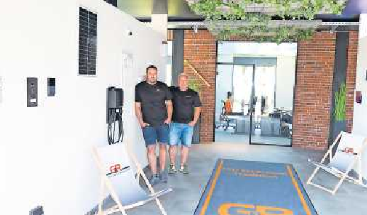 Dennis Rösch (I.) und Jürgen Grimm im Foyer ihres neuen Betriebsgebäudes. FOTO: C/O HENNING WIECHERS WIPRESS