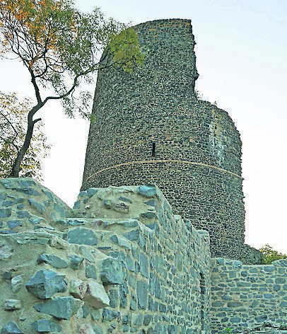 Die Ruine der Torburg ist ein beliebtes Ziel für Wanderer.
