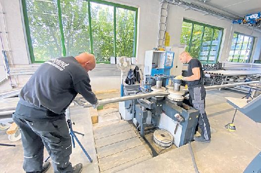 Ein modernster Maschinenpark zeichnet die Firma Wiegand in Rasdorf aus. Im neu angebauten Teil der Halle A hat nun eine hochtechnisierte Profilbiegemaschine ihren Platz gefunden.