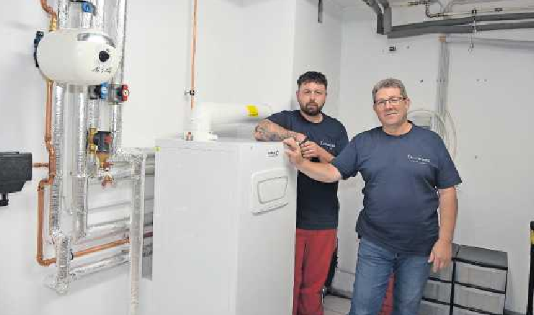 Heinrich Lehr (links) und Hans-Peter Dalder an einer modernen Gasbrennwerttechnikheizung. FOTO: ANDREA CLEMENS