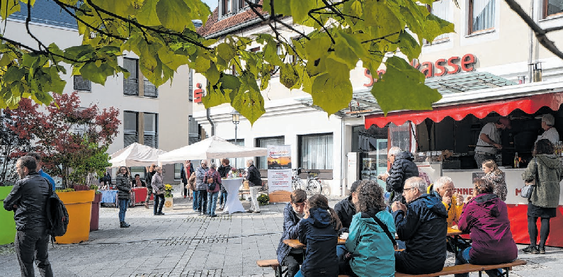 Beim Langenauer Herbst herrscht auf dem Marktplatz buntes Treiben. Foto: Petra Starzmann