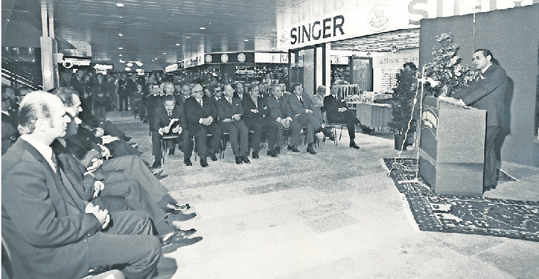Die Eröffnung des LEO-Centers am 18. Oktober 1973: Mit 50 Einzelhandels- und Dienstleistungsbetrieben gab es das erste Mal in Leonberg "alles unter einem Dach“. Foto: LEO-Center/Archiv