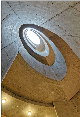 Die spiralförmige wie ein Kunstwerk Treppe ist gestaltet.
