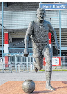 Ein bisschen Fußball beim Football-Finale: Das Denkmal Helmut Rahns vor dem Stadion.