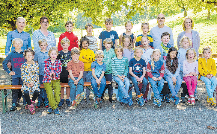 Grundschule Steinbach, Montessoriklasse M2 Magdalena Baranowska und von links: Unterrichtsbegleiterinnen: Silvia Stutz Lehrer: Markus Wurster, Lehrerin: Donna Tonne. Foto: nohau Fotostudio