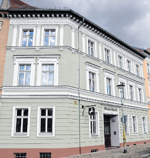 Ist jetzt ein echter Hingucker in der Sophienstraße: das Gebäude mit dem „Weißen Rössel“. Foto: Anna Pröschild