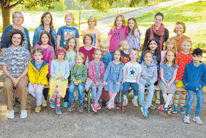 Grundschule Steinbach, Montessoriklasse M1 von links: Unterrichtsbegleiterin Heike Böttcher, Praktikant: Hannes Zeuner, Unterrichtsbegleiterin: Petra Windmüller, Lehrerinnen: Sindy Nebel und Hiltrud Schäfer Foto: nohau Fotostudio