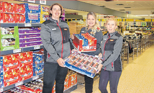 Beim Einräumen der Weihnachtsleckereien: Filialleiterin Galina Strubel, Christina Herzog und Nadine Weeger (v.r.).