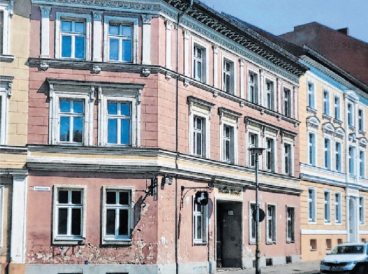 Aufnahme vom „Weißen Rössel“ im April 2022 mit beschädigter Fassade Foto: Bernhard Klemm