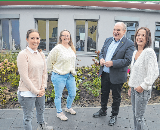 Im linken Bild zu sehen: Geschäftsführer Georg Habelt mit dem Leitungsteam der Tagespflege des Evangelischen Krankenpflegevereins Marion Hohlheimer (rechts) sowie Yvonne Graf und Yvonne Findeisen (von links). Fotos: Peter Tippl