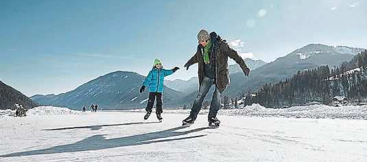 Eisstockschießen, Langlaufen oder Eislaufen auf und um das Winterparadies Weissensee. Foto: Peter Burgstaller