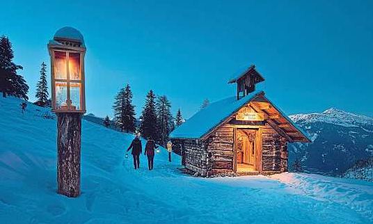 Katschberger Adventweg: In der tiefverschneiten Winterlandschaft von einem Heustadl zum nächsten wandern.Foto: Gerald Ramsbacher