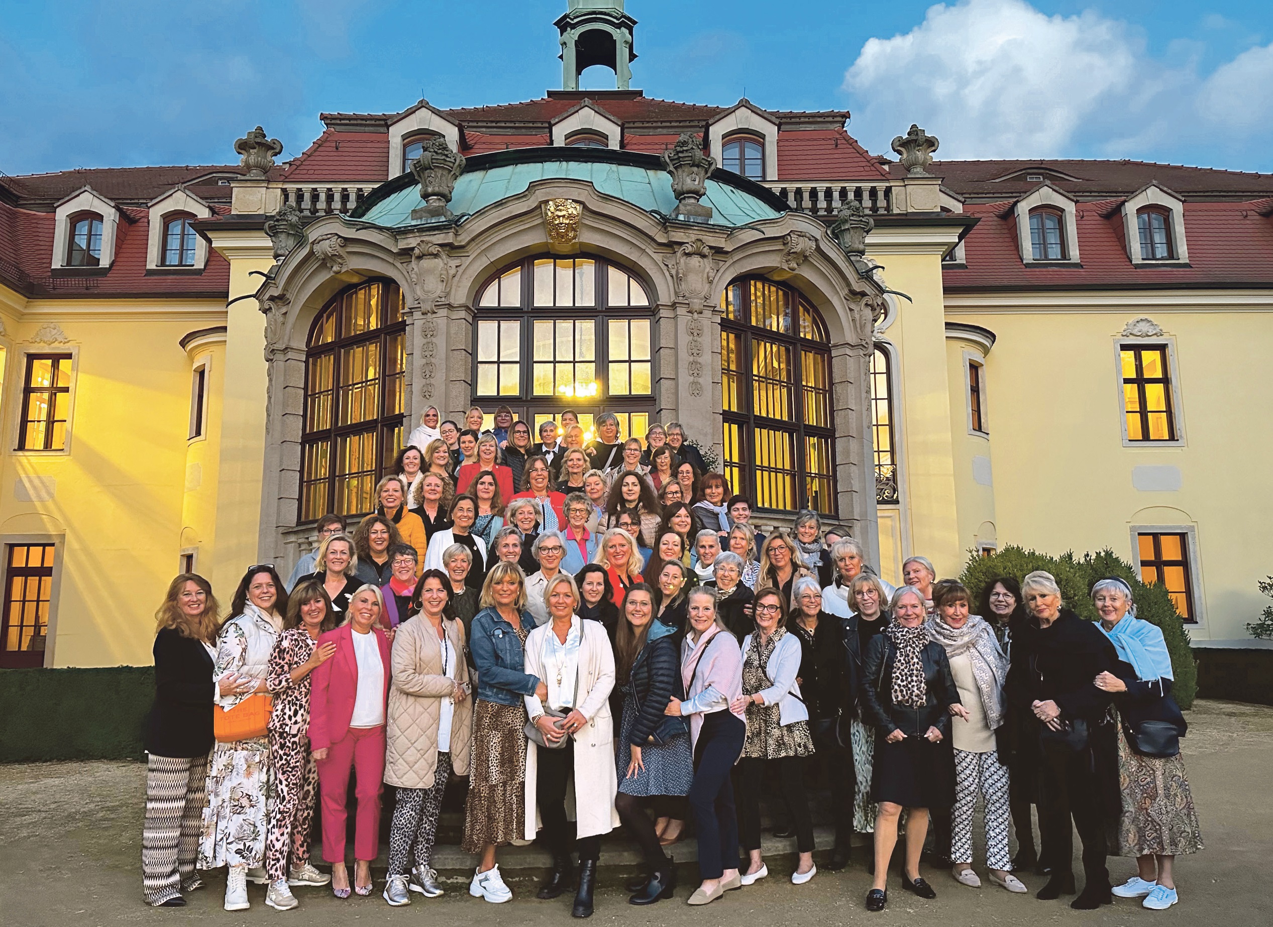 Die Reisegruppe posiert für ein Erinnerungsfoto vor Schloss Proschwitz. Bild: Colombinen