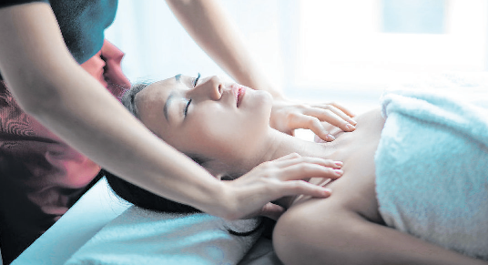 Eine gute Massage ist Entspannung pur und kann auch mit speziellen Aromaölen durchgeführt werden. Foto: Pixabay