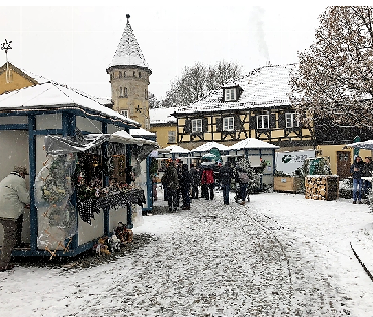 Winterlich verschneite Straßen wie hier in Rödental machen das Weihnachtsmarktfeeling komplett. FOTO: PR