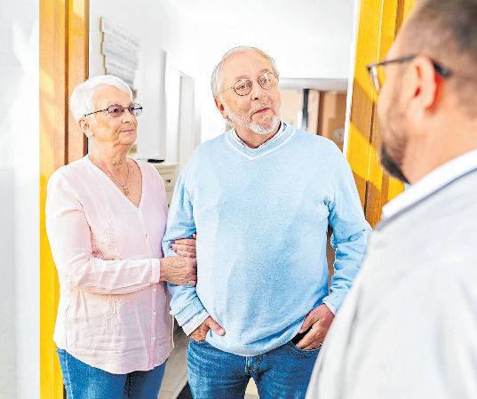 Wer eine Tagespflege besucht, wird in der Regel morgens abgeholt und nachmittags wieder nach Hause gebracht. Foto: DJD/compass private pflegeberatung/mattphoto