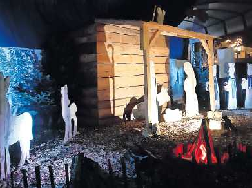 Ein beliebtes Fotomotiv ist die Pfälzer Krippe in der Muschel im Kurpark mit ihren weihnachtlichen Gaben, die die Pfalz ausmachen: „Weck, Worschd und Woi“. FOTO: LAI