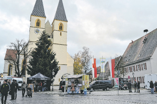 In der Altstadt rund um die Stiftsbasilika präsentieren zahlreiche Händler ein vielseitiges Herbstangebot.