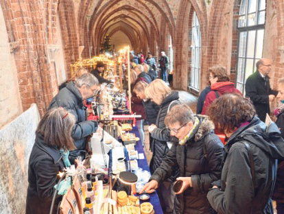Unter mittelalterlichen Gewölben bieten Kunsthandwerker handgearbeitete Produkte an.