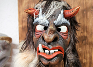 Klassische Holzlarve für den Berchtesgadener Krampuslauf.