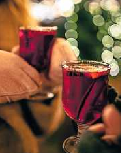 Glühwein, Kinderpunsch und andere kulinarische Köstlichkeiten gibt es natürlich auch. FOTO: MASTER1305/STOCK.ADOBE.COM