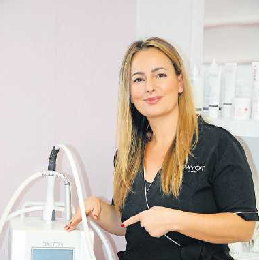 Natali Juresic mit dem Dalton Marine Facial 900+. FOTO: ULRIKE NEUMANN