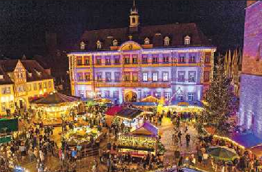 Besondere Bühne: Blick vom Balkon des Scheffelhauses über den Weihnachtsmarkt zum Rathaus. Foto: TKS/kgp/frei